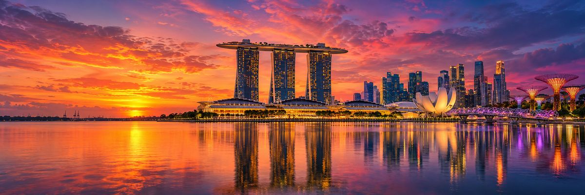 Panoramic view of Marina Bay in Singapore at sunset